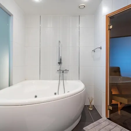 Cozy Right In Centre Apartment *