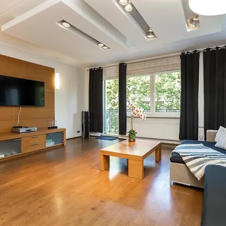 Cozy Right In Centre Apartment